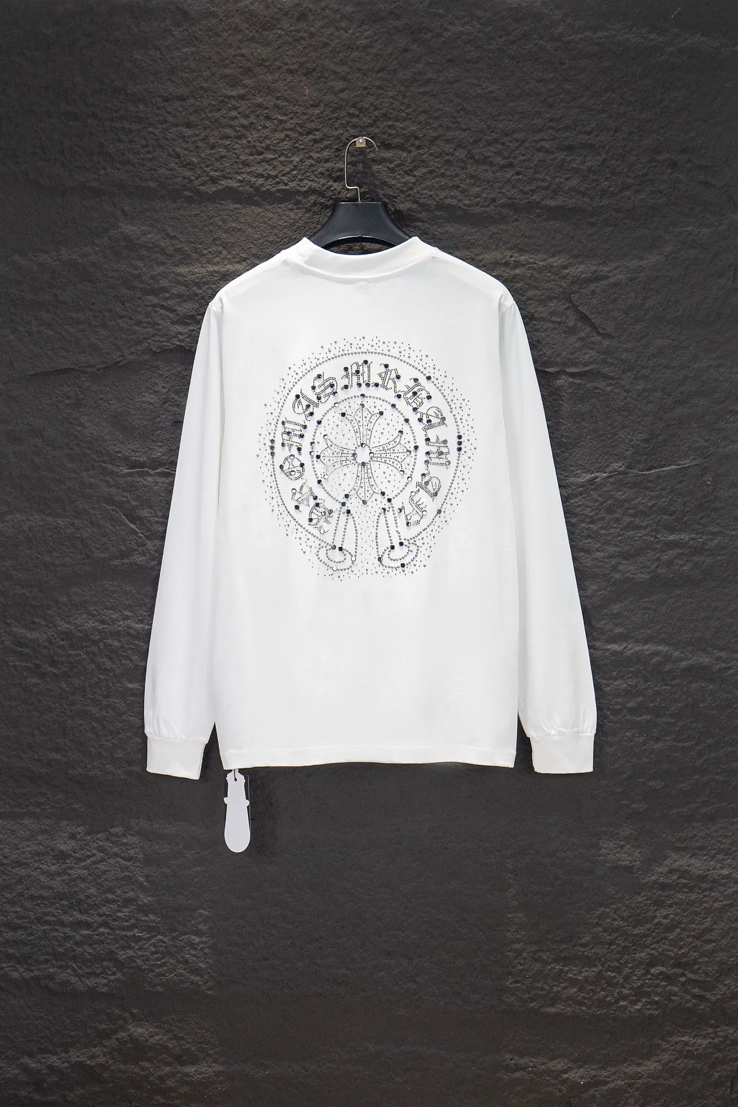 P230 🆕Chrome Hearts os version is really charming and Chrome Hearts is really a must-have. Each season's new version is made to the extreme. It is very practical and can be worn casually. Nice✔️ - ⚠️100% cotton. It is made of 21 double yarns, 300g weight fabric and imported knitted carded cotton. It has moderate thickness, drape and contour, and the upper body is comfortable! ! It is very tolerant to fat body types and can instantly lose five pounds after wearing it!  Specially ordered many Austrian hot diamonds, which have the bling bling effect of natural crystals under the light, with multi-faceted reflective points, and the production cost is extremely high. The laser molding includes a computer engraving machine and a laser machine, which are accurate in units of particles. Finally, it is hot and set at high temperature. After the hot ironing, the firmness needs to be tested repeatedly on the hot stamping. It can show colorful reflections under the light. The collar webbing extends to the shoulders for reinforcement, and the stitching at the joints. The hem and cuffs are all made with 0.2mm gauge double-thread turning. They are carefully produced at a high cost. The attitude of making goods with a magnifying glass restores the quality and effect of the product. The full set of customized accessories is only used to present every detail to customers. Film printing, 50,000 positioning, is very time-consuming. The body is treated with hot diamond elements, which greatly increases the interest of the clothing; unique visual effects. After special treatment, a unique effect is formed. An irregular hem is added to the version. This year's Kroxin is the main version. In the past two years, the oversize version has become the focus of the trend and has been a popular staple in the past two years. The change of designers has made this brand an instant hit. The progressive fashion of the times also needs the blood impact of fresh elements and trendy designs in order to continue its glory! It’s stylish both inside and outside, a must-have for high street travel! An absolute "eye-catching style" that can match couples 💏 Color: Black White Size: S M L XL